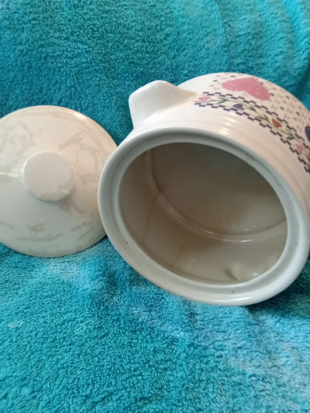 #1330Ceramic Heart Pattern Covered Casserole Pot - White with Blue & Pink Hearts